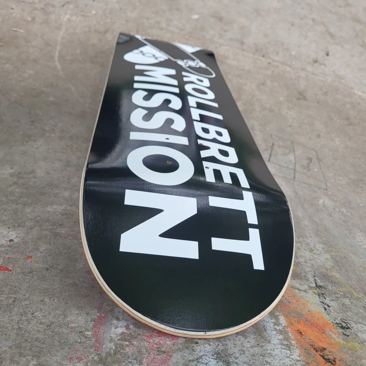 Rollbrett Mission Black Logo Medium Concave Deck