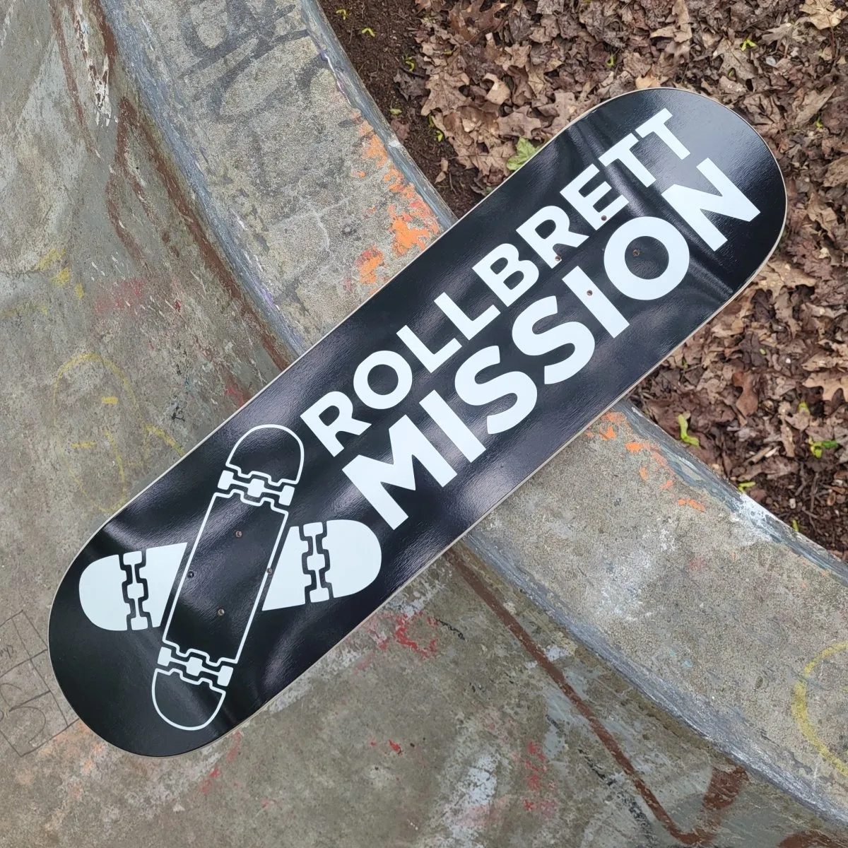 Rollbrett Mission Black Logo Medium Concave Deck